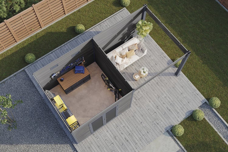 Draufsicht auf ein kombiniertes Gartenhaus mit Werkstatt und überdachter Terrasse auf einer Holzterrasse im Garten.