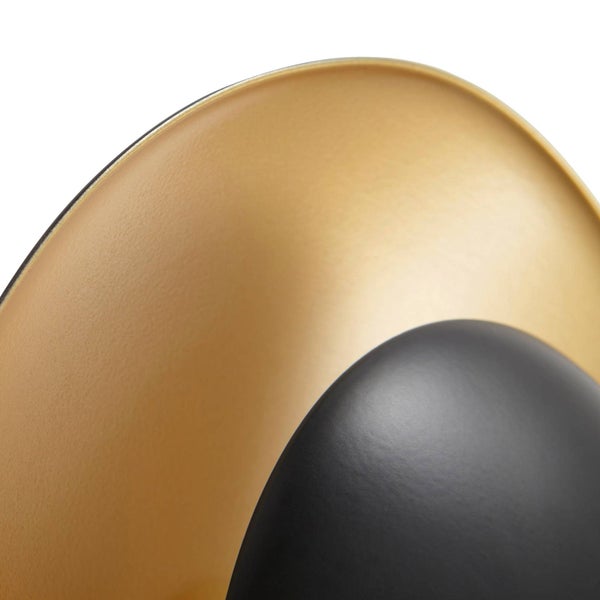 Detailansicht einer Lampe mit goldfarbener Innenseite und matt-schwarzem Außenelement