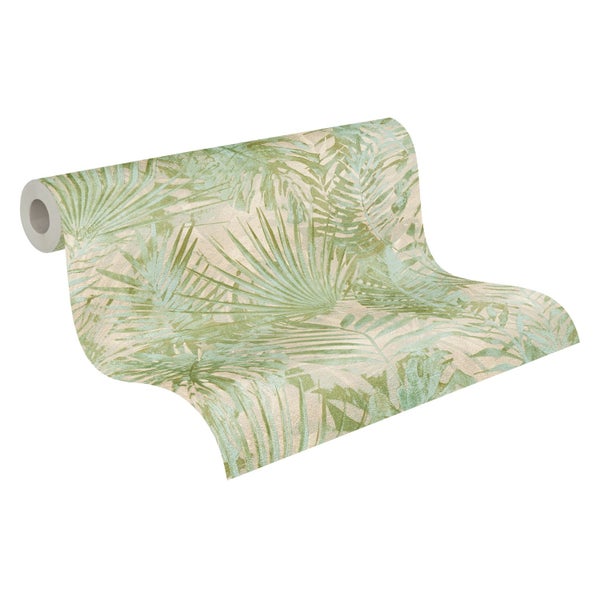 Wohnzimmer mit Blattmuster-Tapete, zwei Sesseln, Beistelltisch und Dekorationen für eine helle Atmosphäre