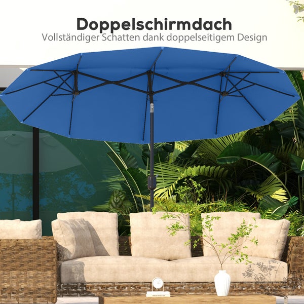 Großer blauer Doppelschirm über einem hellen Garten-Lounge-Sofa für großflächigen Schatten im Außenbereich.