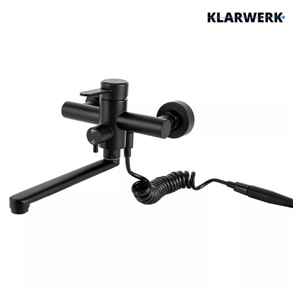 Schwarze Klarwerk Wandarmatur mit schwenkbarem Auslauf, Einhebelmischer und Handbrause mit Spiralschlauch. Klarwerk Logo.