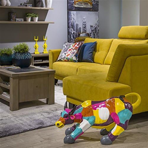 Wohnzimmer mit gelbem Sofa, Couchtisch und dekorativer Kuhfigur