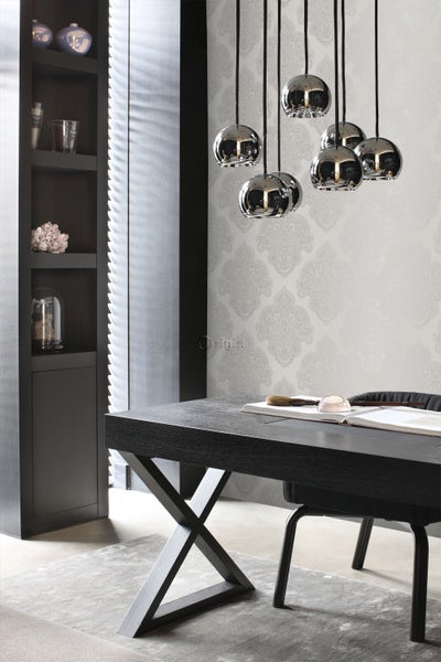 Innenraum mit schwarzem Schreibtisch, Regal und runden Pendelleuchten