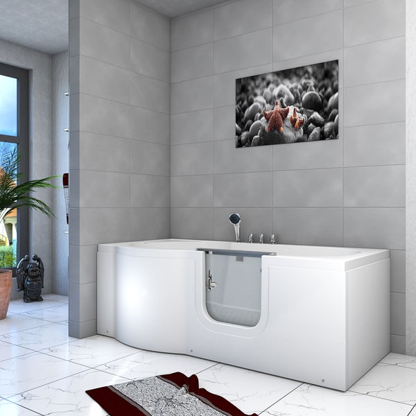 Barrierefreie Badewanne mit Dusche, transparenter Tür und silberfarbener Armatur in hellem Badezimmer.