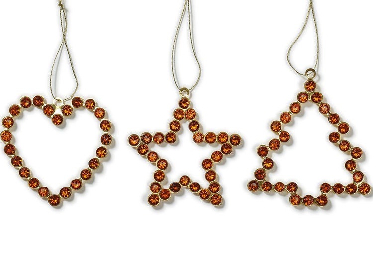 Set mit drei hängenden Weihnachtsbaumschmuck Anhängern in Form von Herz, Stern und Tannenbaum aus Metall mit dekorativen Steinen.