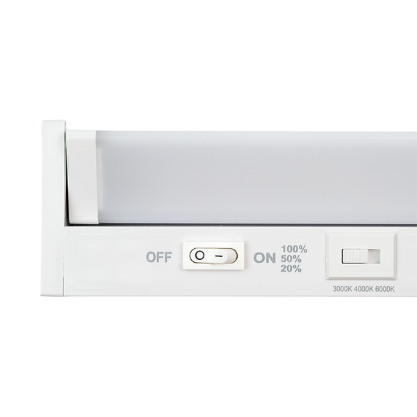 Nahaufnahme einer weißen Unterbauleuchte mit Schaltern für Ein, Aus und Helligkeitseinstellung