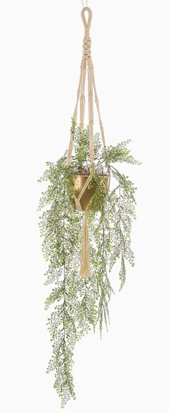 Künstliche Hängepflanze in einem goldfarbenen Topf mit einer cremefarbenen Makramee-Blumenampel.