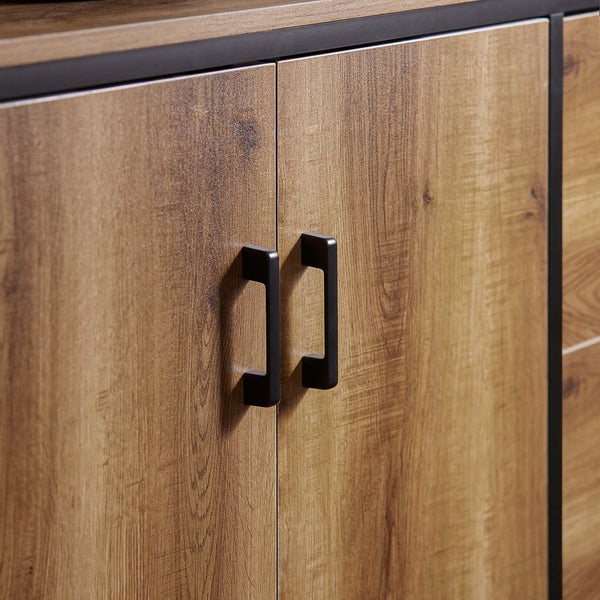 Detailaufnahme eines Schranks mit Holzmuster und Griffen