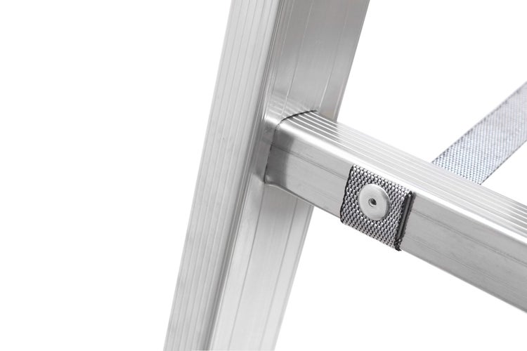 Detailansicht einer Aluminiumleiter mit Gurtband
