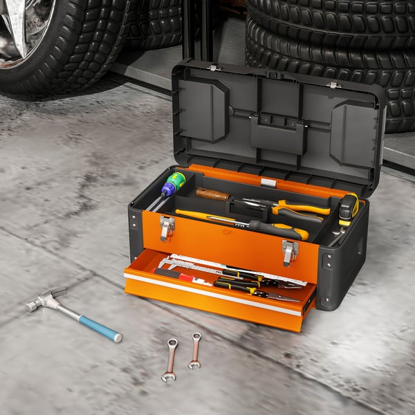Werkzeugkoffer mit Werkzeugen, Hammer und Schraubenschlüssel vor Reifenstapel