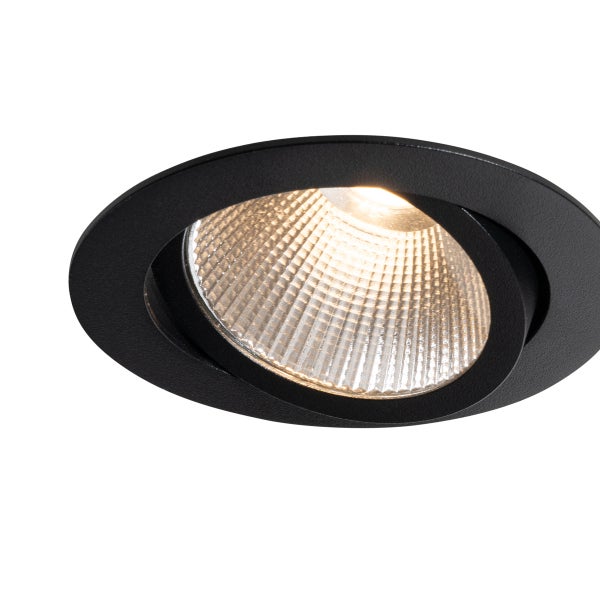 Schwenkbarer LED Einbaustrahler in Schwarz mit rundem Gehäuse und strukturiertem Reflektor.