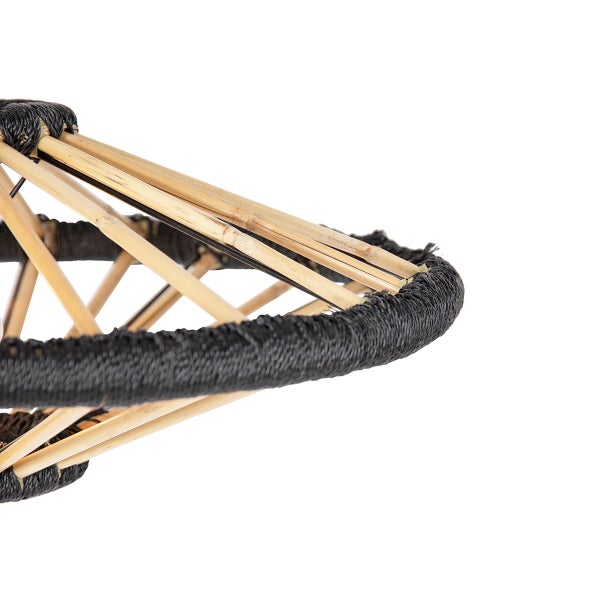 Detail einer Pendelleuchte aus Bambus und Bast