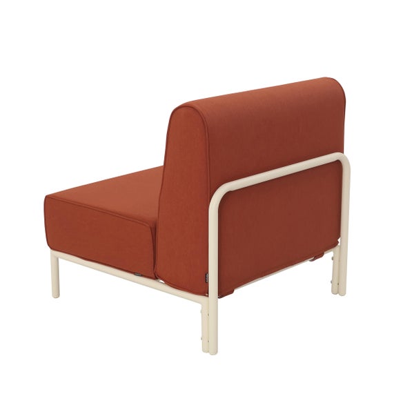 Modulares Lounge-Sesselelement aus Stoff in Terrakotta mit weißem Metallgestell, Rückansicht.