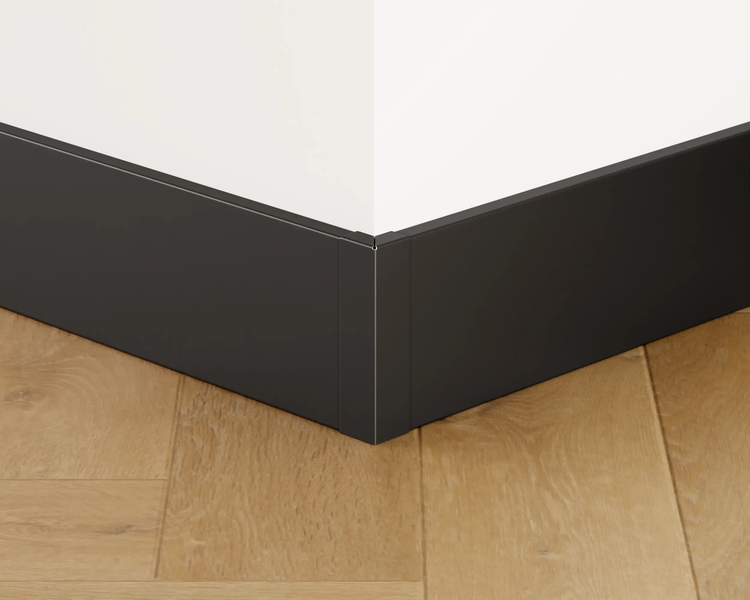 Sockelleiste aus Holz an einer Wand