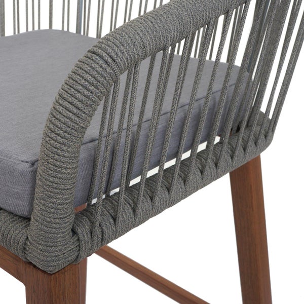 Detailaufnahme eines Stuhls mit Kordelbespannung und Sitzkissen