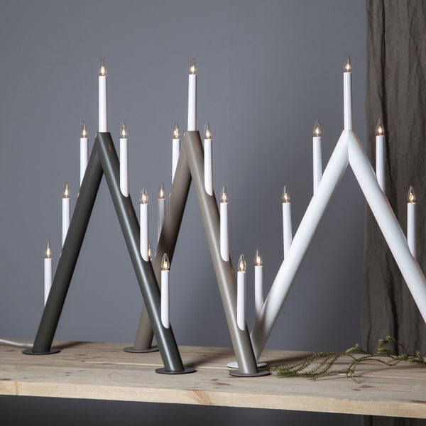 Zwei elektrische Schwibbögen mit Kerzenleuchtern aus Metall auf einem Holztisch