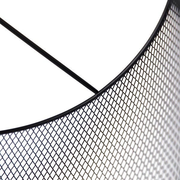 Detailansicht eines Lampenschirms aus Drahtgeflecht