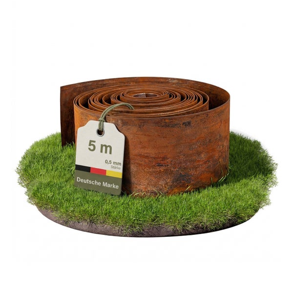 Rasenkante aus Cortenstahl, 5 Meter Länge, 0,5 Millimeter Stärke, aufgerollt auf Rasen, deutsche Marke.