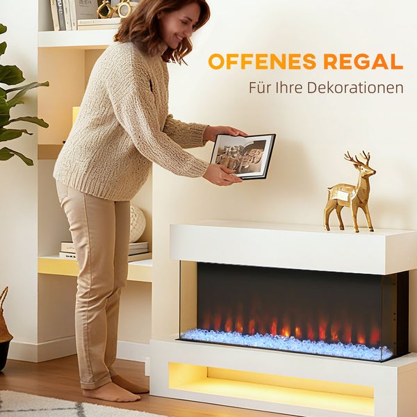 Frau dekoriert ein weißes Elektro-Kaminmöbel mit offenem Regal für Dekorationen über einem elektrischen Kamin mit orangefarbenen Flammen.