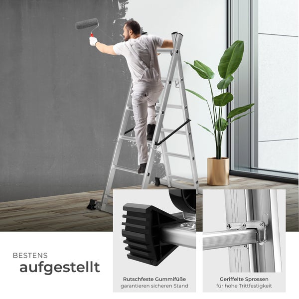 Eine Person steht auf einer silberfarbenen Leiter und streicht eine graue Wand mit einer Farbwalze. Rutschfeste Gummifüße und geriffelte Sprossen sorgen für hohe Trittsicherheit.