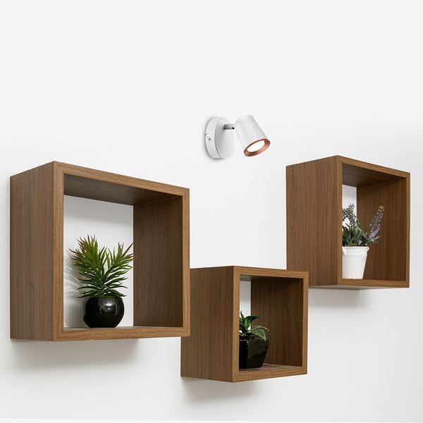 Wanddekoration mit drei Würfelregalen und einer Wandleuchte