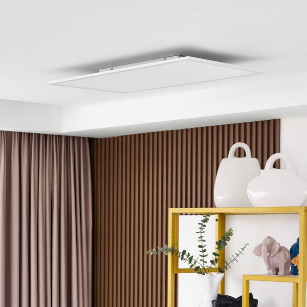 Modernes, rechteckiges LED-Panel an der Decke in einem hellen Wohnraum mit Holzwandpaneelen und Vorhängen.