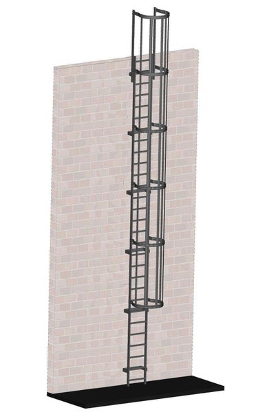 Eine vertikale Steigleiter mit Rückenschutz an einer Backsteinmauer montiert.