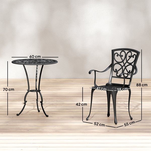 Helle Terrasse im mediterranen Stil mit Rattansesseln, passendem Beistelltisch, Terrakotta-Töpfen und dekorativen Wandfliesen.