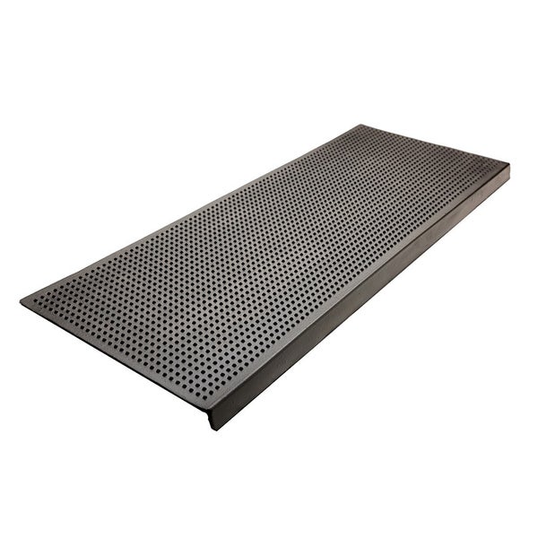 Aufsicht auf eine rechteckige, gelochte Gussrostabdeckung.