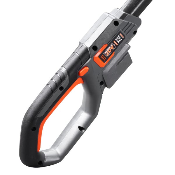 Griff eines Gartengeräts mit 20 Volt Akku