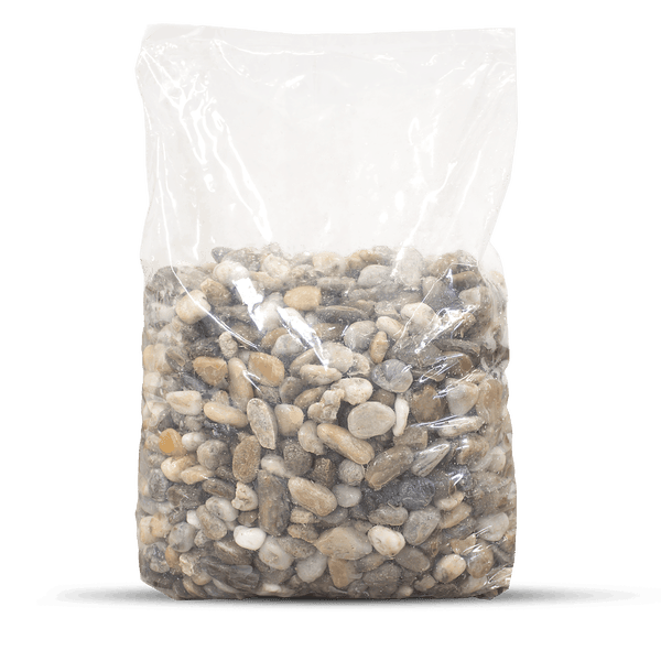 Transparenter Beutel mit glatten Flusskieseln und Zierkies für Garten und Dekoration.