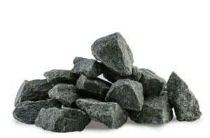 Stapel grober Steine für den Garten- oder Landschaftsbau