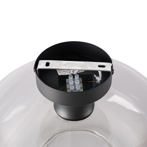 Detailansicht einer Deckenleuchte mit Anschlussklemmen