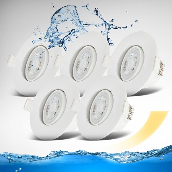 Fünf weiße LED Einbaustrahler für Badezimmer, wassergeschützt mit runder Form und flachem Profil.