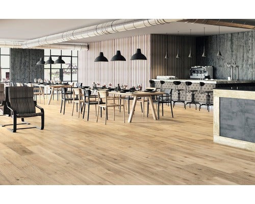 Heller Holzboden in einem Restaurant mit Tischen und Stühlen