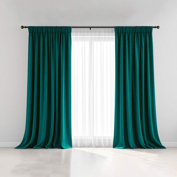 Zwei Vorhänge aus Stoff neben einem Fenster