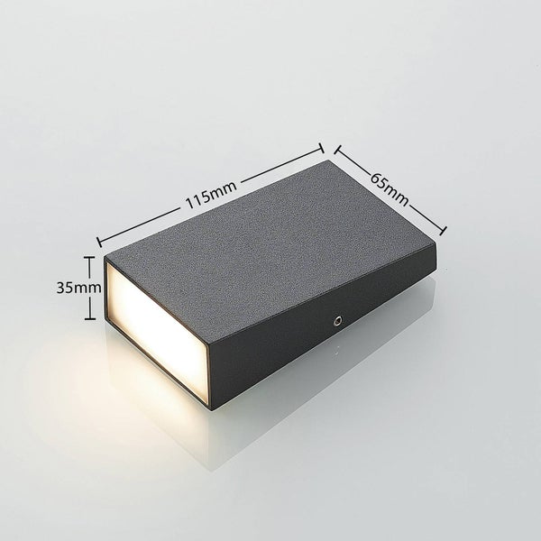 LED-Wandleuchte mit den Abmessungen 115 Millimeter Länge, 65 Millimeter Breite und 35 Millimeter Höhe.