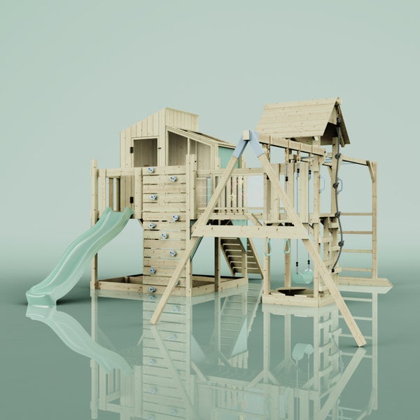 Spielplatz aus Holz mit Rutsche, Kletterwand und Schaukel