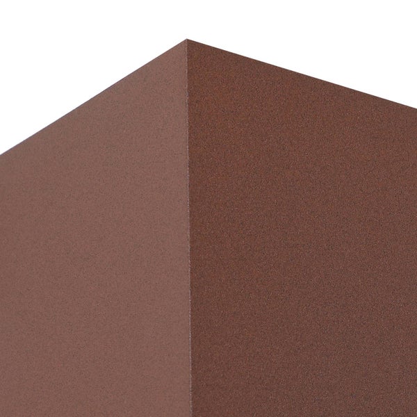 Nahaufnahme einer Ecke mit einer feinkörnigen, strukturierten Oberfläche in Rotbraun.