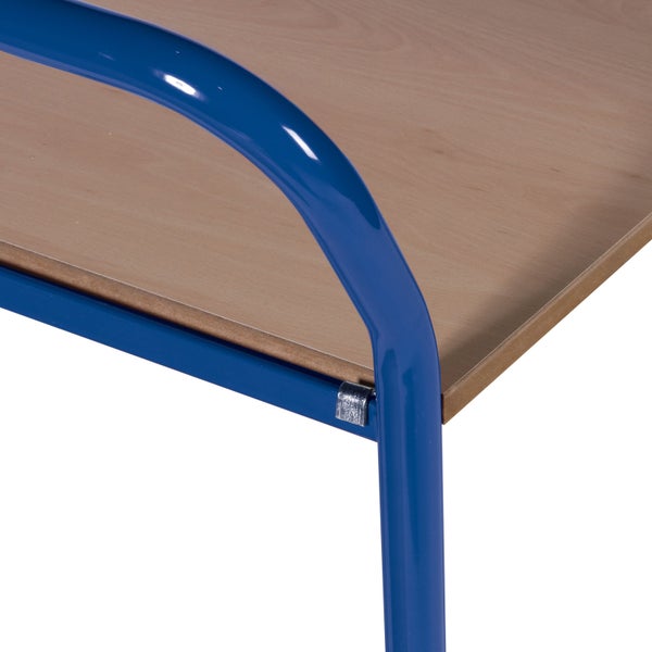 Detailansicht von einem Tisch mit Holzplatte und blauem Metallgestell.