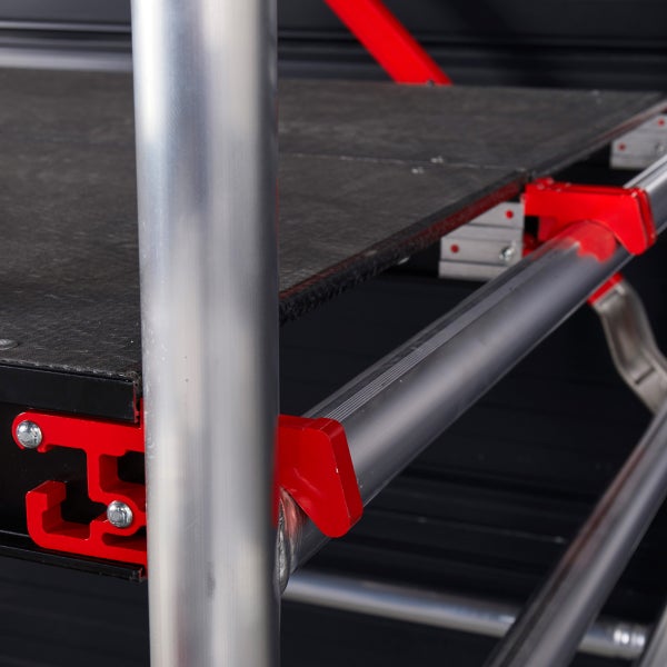 Detailansicht eines Gerüsts mit Aluminiumstangen und einer Arbeitsplattform.