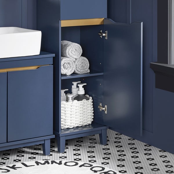 Badezimmer Waschbeckenunterschrank mit Handtüchern und Pflegeprodukten im offenen Schrank