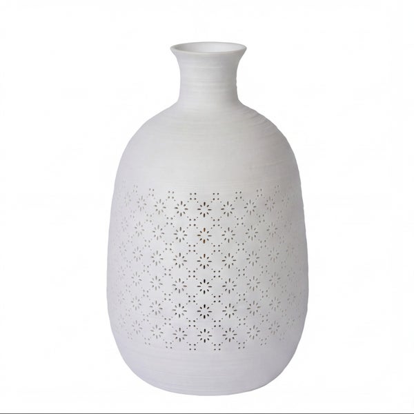 Dekorative Vase aus Keramik mit Lochmuster für Blumenarrangements oder als Wohnaccessoire.