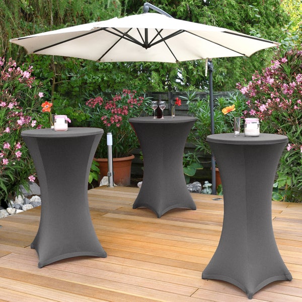 Szene mit drei Stehtischen mit Hussen und einem Sonnenschirm auf einer Holzterrasse