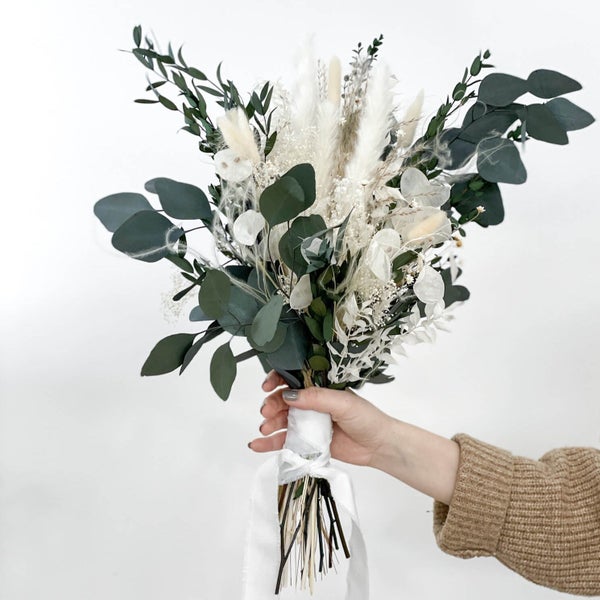 Umarmung der Natur: Trockenblumen-Brautstrauß mit Eukalyptus für zeitlose Schönheit