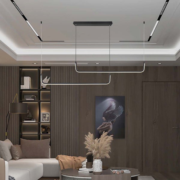 Moderne Wohnzimmerbeleuchtung mit linearen LED-Hängeleuchten.