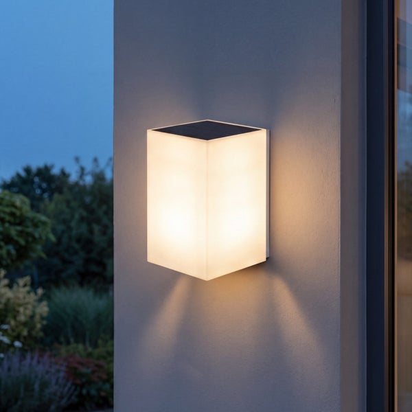 Moderne quadratische LED Wandleuchte für den Außenbereich montiert an einer Hausfassade.