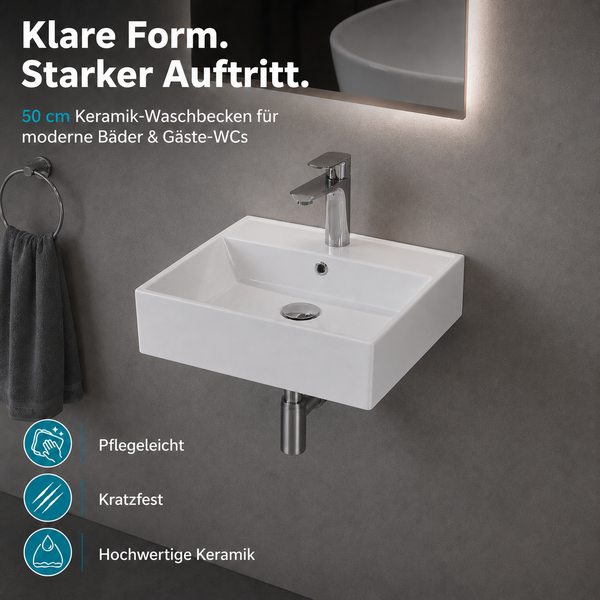 Quadratisches Keramik-Waschbecken, 50 Zentimeter breit, pflegeleicht und kratzfest, wandhängend mit Armatur im modernen Badezimmer.