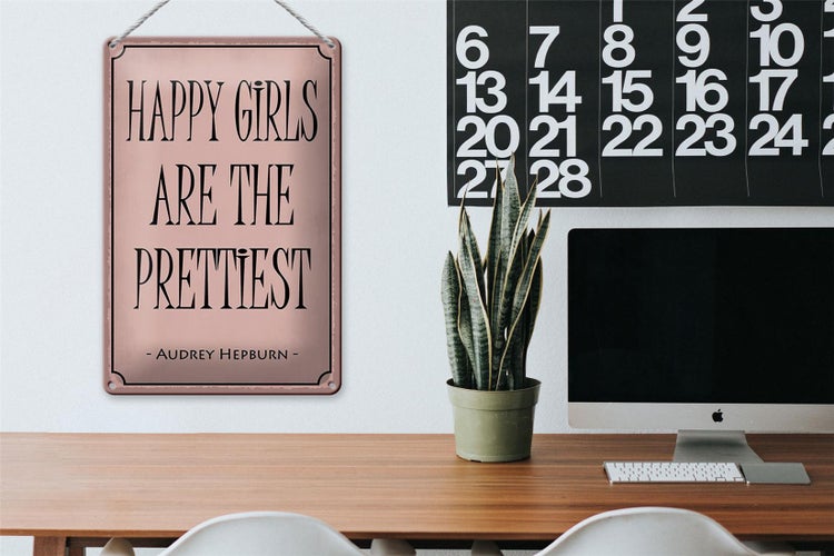 Ein Bauarbeiter überprüft mit einem digitalen Winkelmesser Metallprofile auf einer Baustelle.