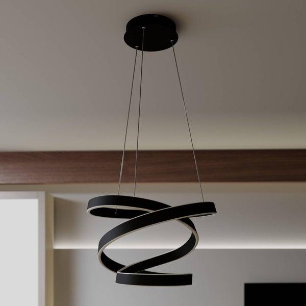 Moderne schwarze LED-Pendelleuchte in geschwungenem Design mit drei Drahtseilaufhängungen an der Zimmerdecke.